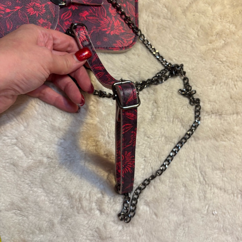 Save the Girls TouchScreen Crossbody Bag Floral Red Gunmetal Grey Hardware Chain - Picture 5 of 11